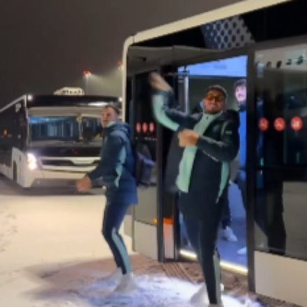 Οι παίκτες του Ερνέστο Βαλβέρδε προσγειώθηκαν στη Πράγα και... έπαιξαν χιονοπόλεμο (vid)