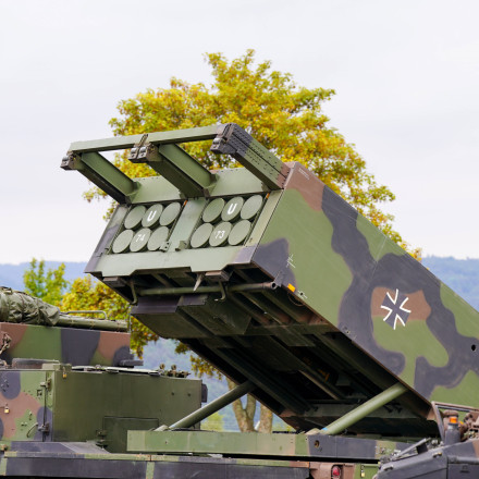 Η Σουηδία θέλει οπλικά συστήματα ικανά να χτυπήσουν μέσα στη Ρωσία