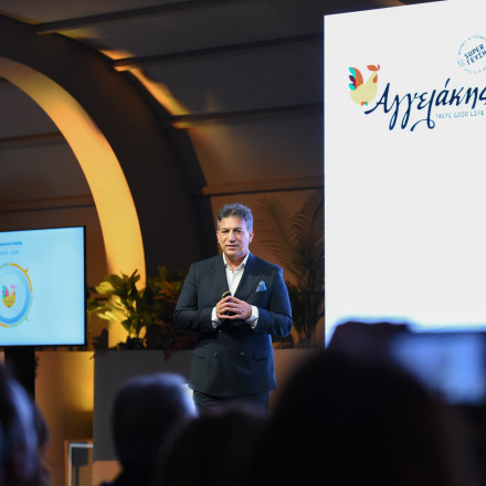 Αγγελάκης: Τα «Porsche» κοτόπουλα που «τρέχουν» με χορηγό τα μοσχάρια