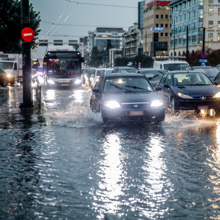 Ισχυρή καταιγίδα και χαλάζι τώρα στην Αθήνα - Ποτάμια οι δρόμοι και κλειστά σχολεία