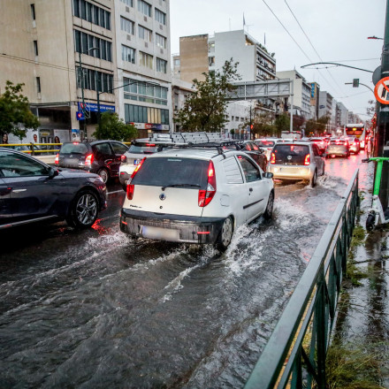 Στο έλεος της κακοκαιρίας ADEL η Αττική - Κλειστά σχολεία, διακοπές ρεύματος και σβηστά φανάρια