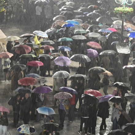 Άνοιξαν οι ουρανοί στην Αττική - Δυνατή νεροποντή αυτή την ώρα, πώς θα κινηθεί η κακοκαιρία Adel