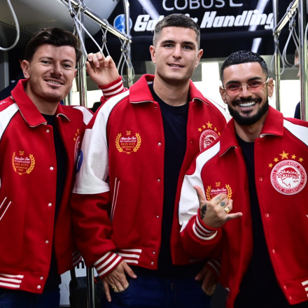 Ενθουσιασμός για το επετειακό τζάκετ του Ολυμπιακού – Σχεδόν εξαντλήθηκε