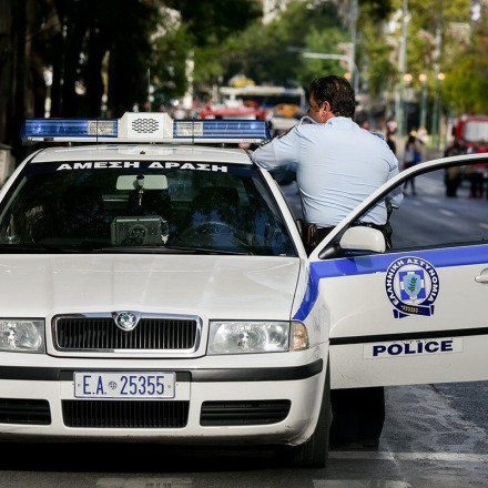 Συναγερμός με ένοπλο άντρα που απειλεί να πυροβολήσει – Έχει ταμπουρωθεί σε διαμέρισμα στου Γουδή