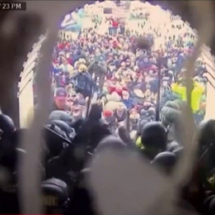 Εισβολή στο Καπιτώλιο: Στενός συνεργάτης του Ντόναλντ Τραμπ κρίθηκε ένοχος για περιφρόνηση του Κογκρέσου εν μέσω έρευνας