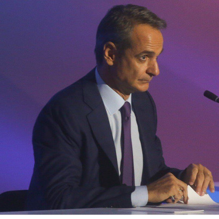 Μητσοτάκης: Η ερώτηση για μετακίνησή του στο εξωτερικό και η επική απάντηση με… Βασίλη Καρρά – Δείτε το video