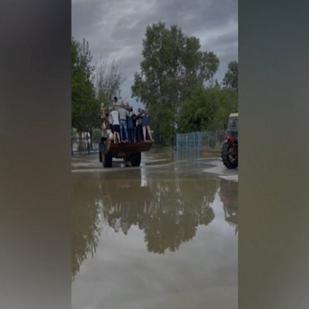 Κακοκαιρία Daniel: Έτσι γίνονται οι επιχειρήσεις διάσωσης στα πλημμυρισμένα χωριά της Θεσσαλίας [vids]