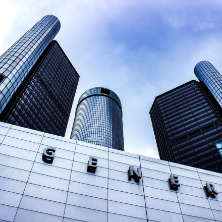 ΗΠΑ: Iστορική απεργία σε τρία εργοστάσια μεγάλων ονομάτων της αυτοκινητοβιομηχανίας General Motors, Stellantis και Ford