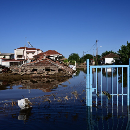 Κακοκαιρία Daniel: Μηνύματα από το 112 για εκκένωση σε 14 περιοχές σε Λάρισα και Βόλο