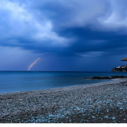 Καιρός: Νέο επίκαιρο δελτίο της ΕΜΥ – Ισχυρές καταιγίδες, χαλαζοπτώσεις και μεγάλη συχνότητα κεραυνών