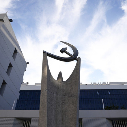 Η Πρεσβεία της Ουκρανίας κατά του ΚΚΕ: Καταγγέλλει βία και διατάραξη εκδήλωσης για τα θύματα