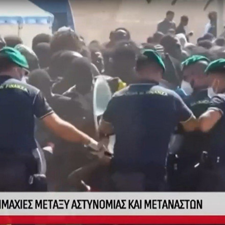 Ιταλία: «Βουλιάζει» από μετανάστες η Λαμπεντούζα – Σε εξέλιξη η μεταφορά τους σε κέντρα παραμονής σε όλη την επικράτεια