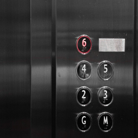 Σοβαρό ατύχημα με ασανσέρ στη Θεσσαλονίκη: Άνδρας έπεσε σε κενό καθώς έλειπε ο θάλαμος