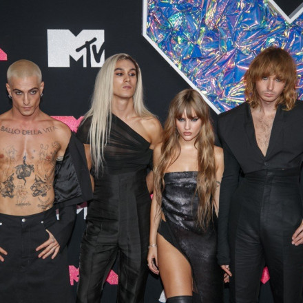 Maneskin: Στους δρόμους της Νέας Υόρκης με πετσέτες μπάνιου [pics]