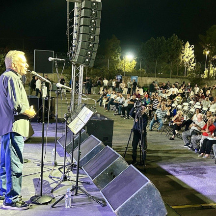 Αυτή η εταιρεία έκανε δώρο στους εργαζόμενους μια συναυλία με τον Μανώλη Μητσιά