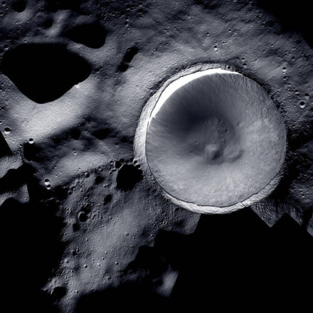 Η NASA παρουσίασε νές φωτογραφίκες από τον σεληνιακό Νότιο Πόλο, όπου μπορεί να προσγειωθεί η Άρτεμις ΙΙΙ