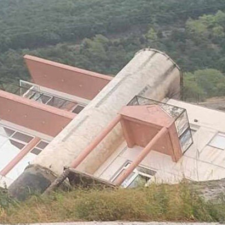 Κακοκαιρία Daniel: Κατέρρευσε διώροφο κτίριο στο Μουζάκι δίπλα στον Πάμισο {pics}