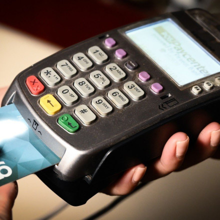 Ελεύθεροι Επαγγελματίες: Τι αλλάζει από το νέο έτος - Παντού POS ο στόχος