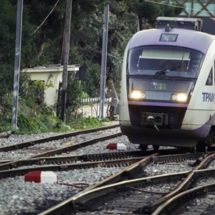 Προαστιακός: Διακοπή δρομολογίων στο τμήμα ΣΚΑ – Αφίδνες λόγω πτώσης δένδρου