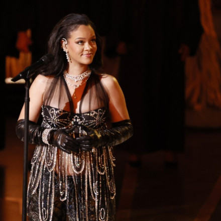 Rihanna: Οι πρώτες φωτογραφίες του μικρού Riot – Γιατί της αρέσει να του φοράει παντού ροζ