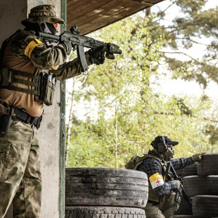 Κολομβία: Σάλος για βίντεο με στρατιωτικούς που απειλούν αμάχους – Στρέφουν το όπλο κατά μητέρας με παιδί στην αγκαλιά