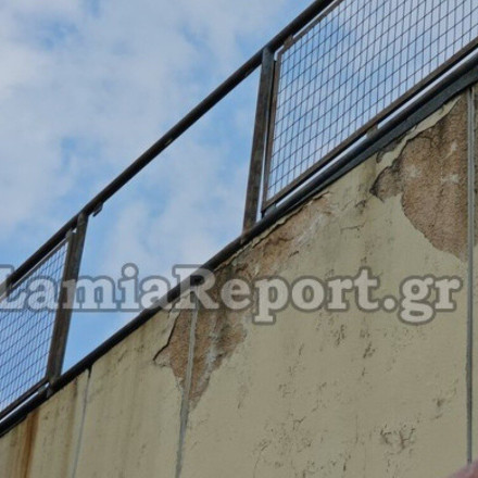 Λαμία: Με τραύματα στα πόδια και τη σπονδυλική στήλη ο 13χρονος που έπεσε στο κενό όταν υποχώρησε κάγκελο στο σχολείο – ΕΔΕ για το περιστατικό
