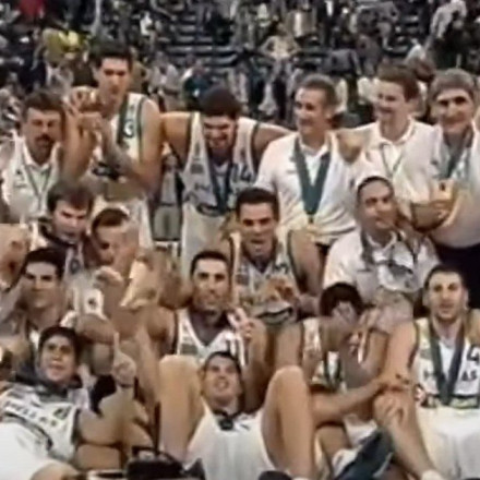 Η ιστορία του ελληνικού μπάσκετ: Πριν από 18 χρόνια «την κούπα την σηκώσαμε μέσα στο Βελιγράδι»