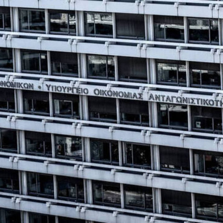 Αυξημένα 9,4% έναντι του στόχου τα έσοδα από φόρους- Συμπληρωματικός προϋπολογισμός για market pass, αποζημιώσεις, επιδόματα και συναυξιούχους