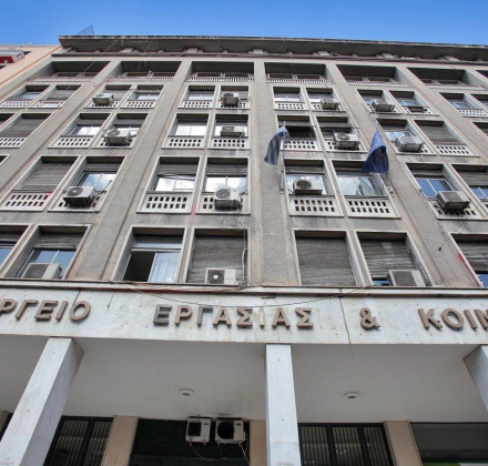100άρι μετ' εμποδίων για τη μείωση των εκκρεμών συντάξεων 100άρι μετ' εμποδίων για τη μείωση των εκκρεμών συντάξεων