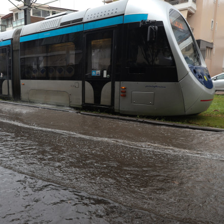 Κακοκαιρία Byron: Έκλεισε προσωρινά η Γραμμή 7 του τραμ