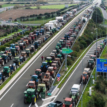 Παραμένουν στα μπλόκα οι αγρότες παρά την κακοκαιρία - Στη «μάχη» και η Κρήτη