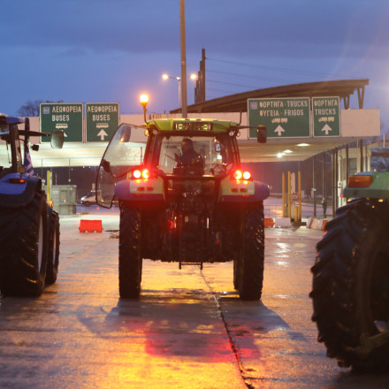 Μπλόκα αγροτών: Έκλεισε για τις νταλίκες το τελωνείο του Προμαχώνα - Κλειστό και το τελωνείο Ευζώνων