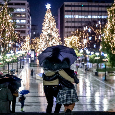 «Σαρώνει» την Αττική η κακοκαιρία Byron: Πού έπεσαν τα μεγαλύτερα ύψη βροχής