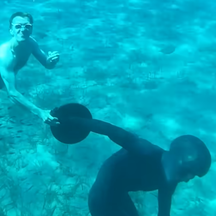 Χαλκιδική: Φαρσέρ βύθισε ψεύτικο άγαλμα του κύριου Καλαμάρη για... να μπερδέψει τους αρχαιολόγους