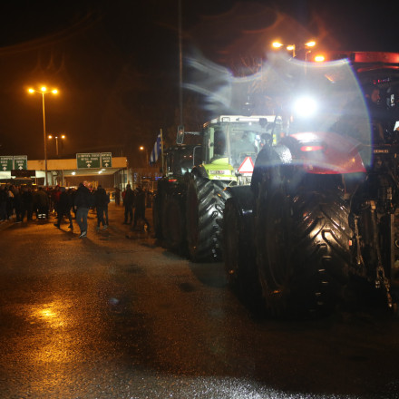 Ανυποχώρητοι οι αγρότες: Σε ποιες περιοχές υπάρχουν μπλόκα - Σήμα κλιμάκωσης σε όλη την Ελλάδα