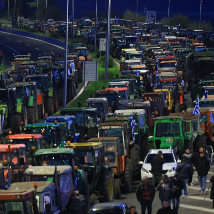 Αγροτικές κινητοποιήσεις: «Κομμένη» η Ελλάδα στα δυο - Μπλόκα και στα τελωνεία