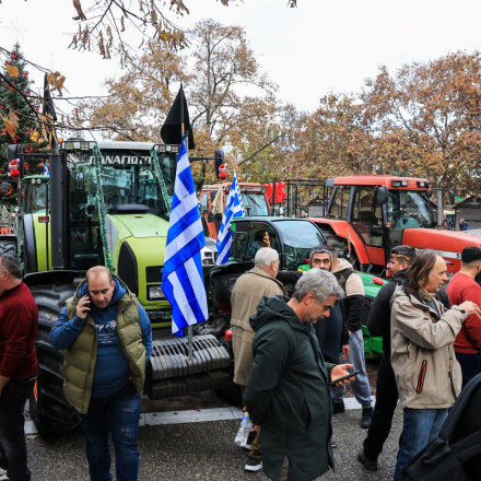 Τρακτέρ παντού: Οι αγρότες ετοιμάζονται για μπλόκα σε παράδρομους, αεροδρόμια και λιμάνια