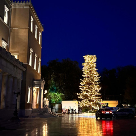 Το πνεύμα των Χριστουγέννων «έφτασε» (με γερανό και σκάλες) στη Βουλή