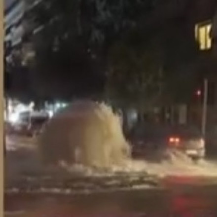 Δήμος Καλλιθέας για το «συντριβάνι» στον δρόμο: «Τυφλός αγωγός από το 1980» - Το μήνυμα σε Χαρδαλιά