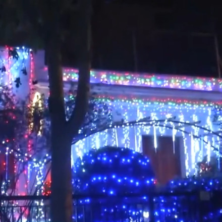 Το πιο λαμπρό... σπίτι της Αθήνας - Στολισμός με 20.000 χριστουγεννιάτικα φωτάκια