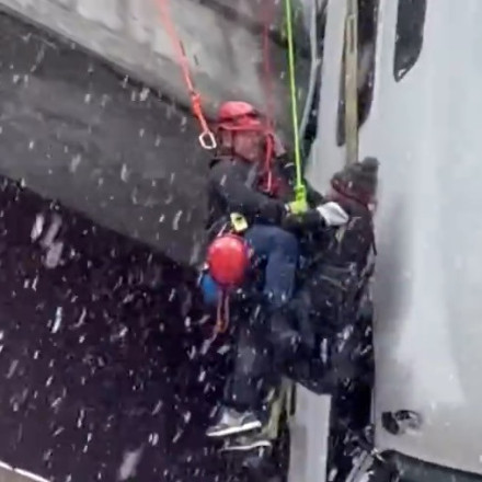 Κινηματογραφική διάσωση οδηγού νταλίκας που κρεμόταν επί 5 ώρες από γέφυρα