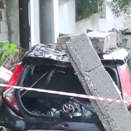 Κακοκαιρία Byron: Μαντρότοιχος κατέρρευσε και καταπλάκωσε παρκαρισμένο αυτοκίνητο στη Βουλιαγμένη