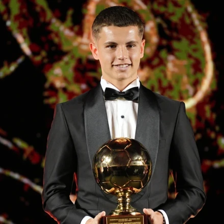 Το «Χρυσό Αγόρι» του Ολυμπιακού: Ο Χρήστος Μουζακίτης παρέλαβε το βραβείο Golden Boy Web 2025