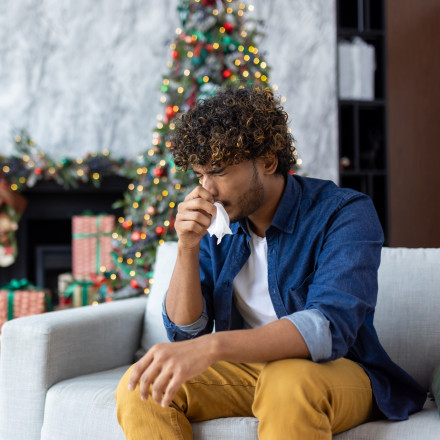 Χριστούγεννα με αλλεργίες; Ειδικός αποκαλύπτει τους «ενόχους» πίσω από το ασταμάτητο φτέρνισμα