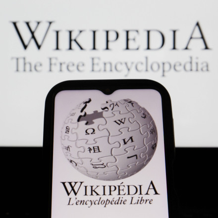 Από τον Τσάρλι Κερκ στον Εντ Γκιν: Τι διάβασαν περισσότερο οι χρήστες της Wikipedia το 2025