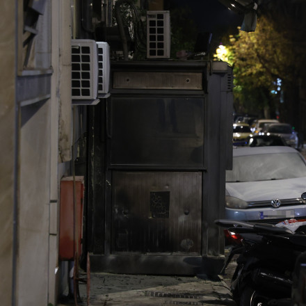 Επίθεση αγνώστων με μολότοφ στο Αστυνομικό Τμήμα Κυψέλης - Εικόνες από το σημείο