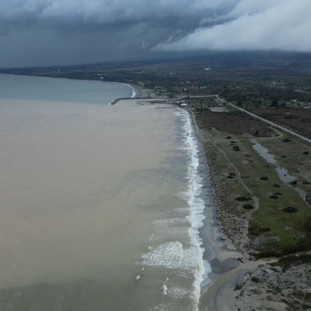 Η κακοκαιρία Byron άλλαξε χρώμα στον Θερμαϊκό – Εντυπωσιακά πλάνα από drone