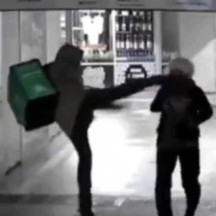 Οργή και αποτροπιασμός: Ντελιβεράς κλωτσά χωρίς λόγο ηλικιωμένη στο κεφάλι και φεύγει ατάραχος