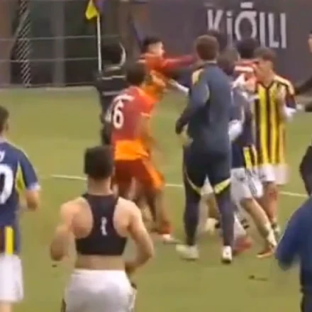 Σκηνές χάους σε αγώνα Κ-19 στην Τουρκία: Φενέρ και Γαλατασαράι μετέτρεψαν το γήπεδο σε ρινγκ (vid)