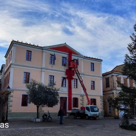 Το Δημαρχείο Ναυπλίου “ντύθηκε” Χριστουγεννιάτικα – Ένας φιόγκος που μαγνητίζει τα βλέμματα